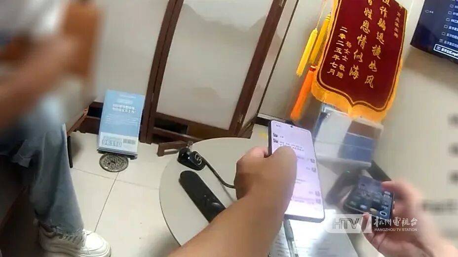 如何代理皇冠信用網
_杭州男子为女友买10000元超市卡如何代理皇冠信用網
，被民警狂追10分钟：“跑什么，是来保护你的！”