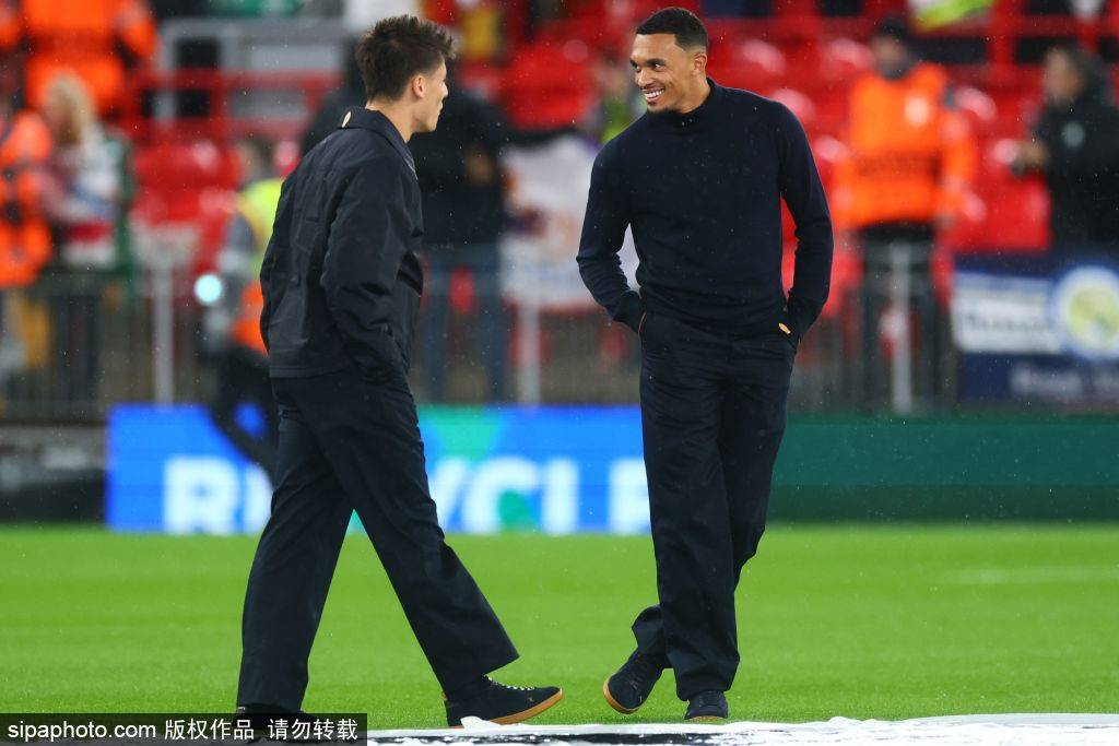 查尔顿 vs 西布朗
_姆巴佩与维尼修斯的迷失：3.3亿双星在安菲尔德的尴尬之夜