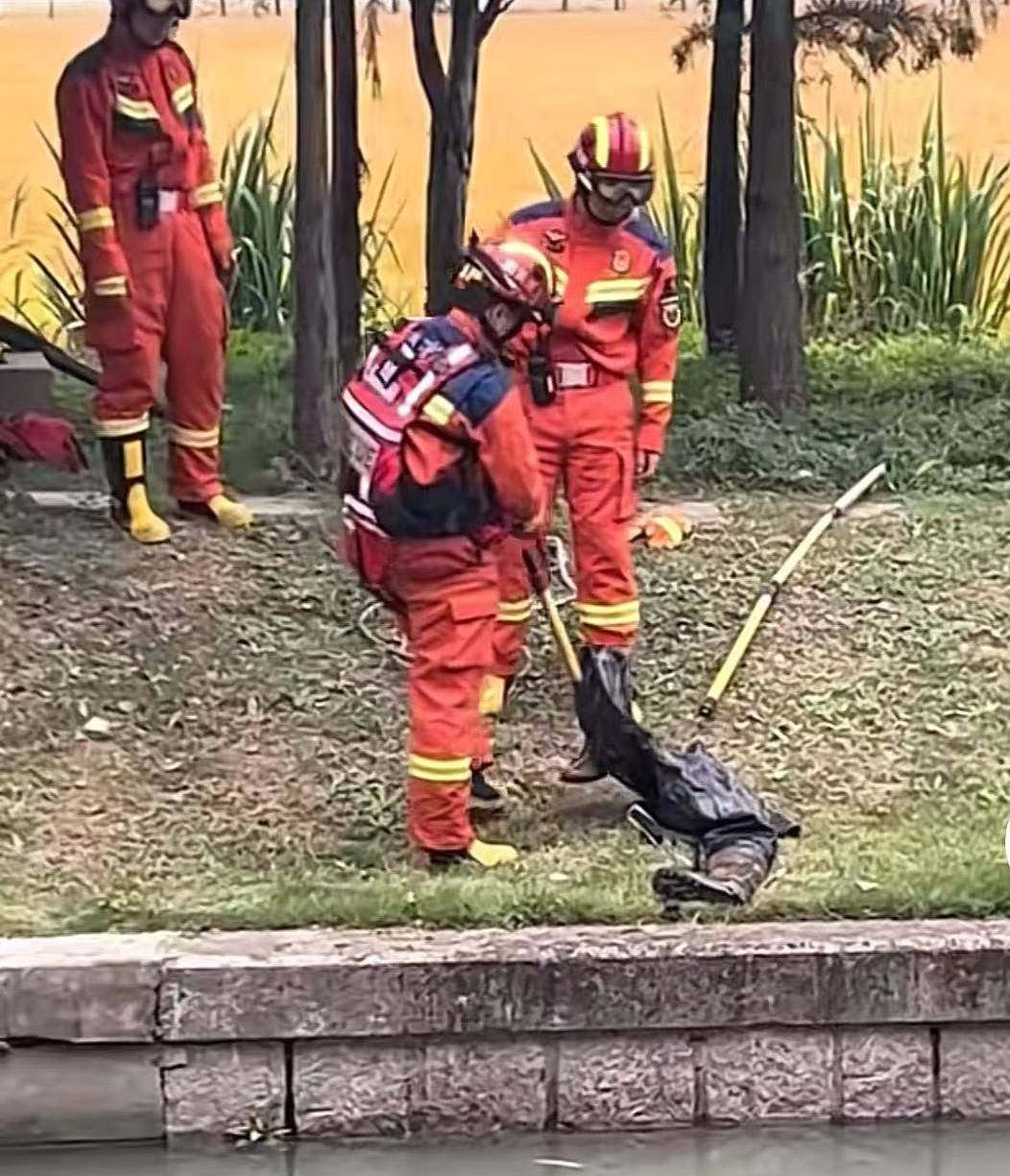 普雷斯顿 vs 斯旺西
_上海一男子报警称发现“浮尸”!多部门“全副武装”赶来普雷斯顿 vs 斯旺西
,结局反转:捞起一双长筒雨鞋