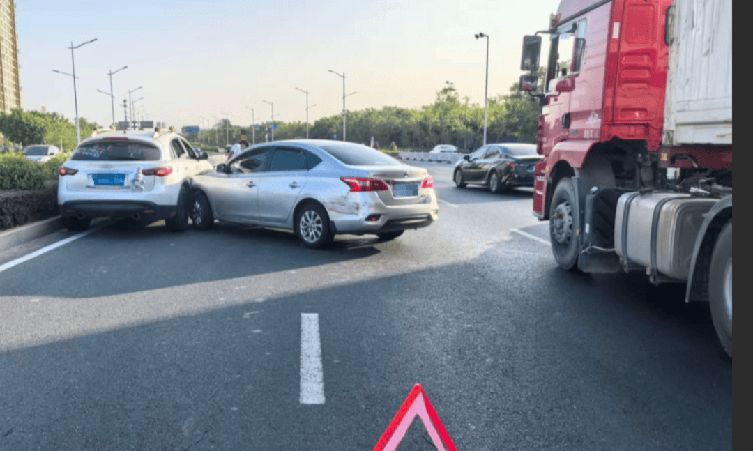 2026世界杯美加墨世界杯
_前方刹车2026世界杯美加墨世界杯
,他一把方向自信变道……下一秒,四车连环碰