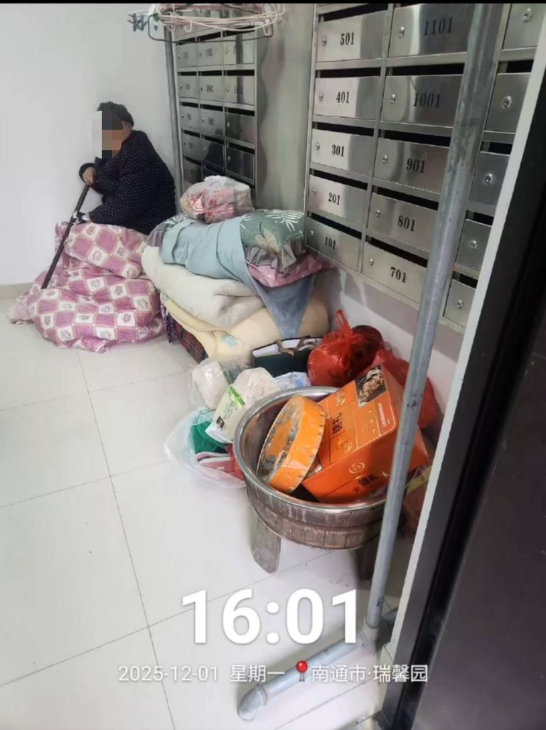 克里夫兰骑士 vs 波特兰开拓者
_江苏南通94岁老人被发现在楼道打地铺克里夫兰骑士 vs 波特兰开拓者
,社区:子女轮流赡养,可能送来时人不在家