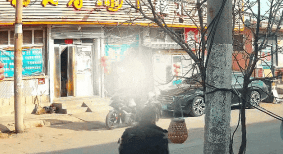 皇冠信用网怎么申请_青岛某超市凌晨突然出现神秘黑影皇冠信用网怎么申请，披着烂麻袋低着头，当他终于转过脸来，警察都气笑了