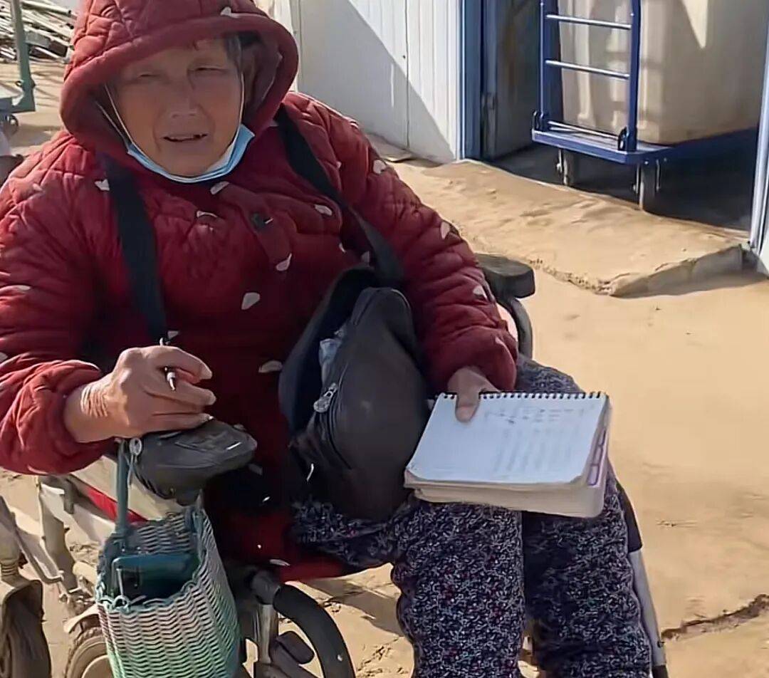 世界杯皇冠代理平台_河南69岁“红薯奶奶”轮椅上创业30余年世界杯皇冠代理平台，一年收益200多万，每年发出的工人工资至少60万