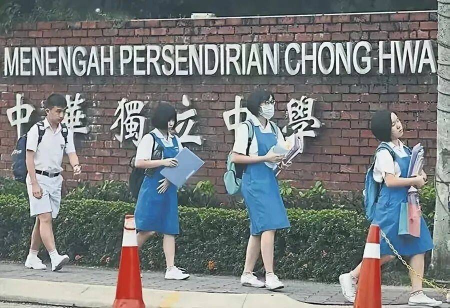 皇冠信用网登2_马来西亚华人被排挤但中文流利皇冠信用网登2,新加坡华人为何却主动抛弃中文?