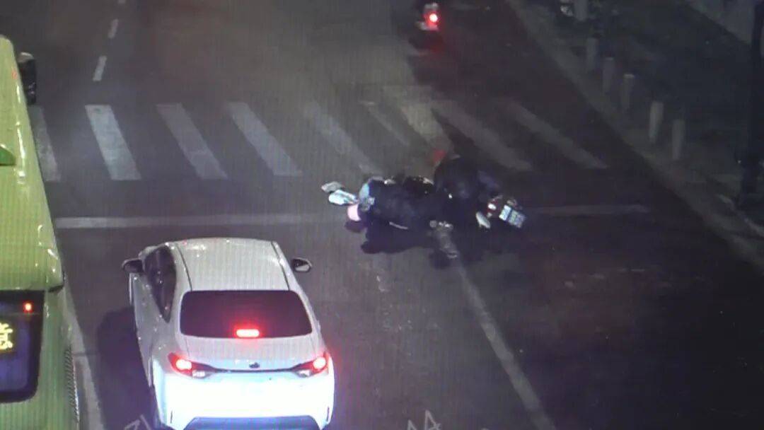 怎么申请皇冠信用网_北京一男子将人撞骨折后逃逸怎么申请皇冠信用网,事后称没时间报警:“怕她耽误我事”