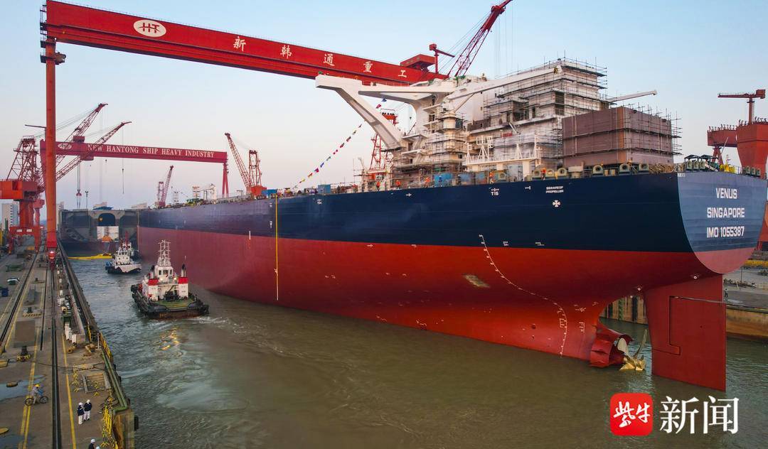 怎么开通皇冠信用开户_长332.9米怎么开通皇冠信用开户，宽60米开门红！镇江史上最大新造船顺利出坞拖带