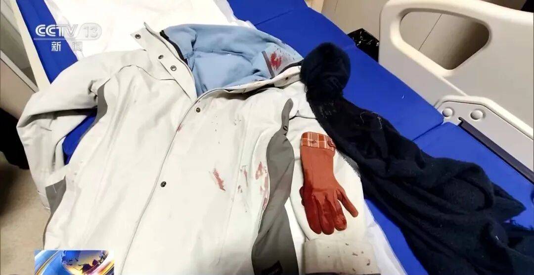 皇冠信用盘注册_女警徒手夺刀皇冠信用盘注册，脸上缝30多针：后怕但不后悔