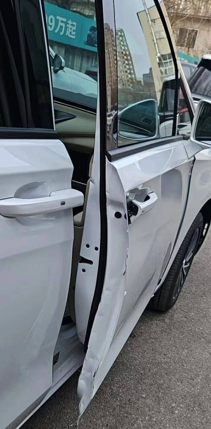 皇冠足球管理平台出租_新车买来6天皇冠足球管理平台出租，4S店销售员一个没注意撞了！贬值3.5万谁来承担？