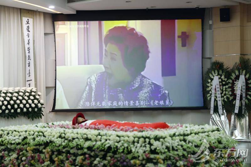 皇冠代理联系方式 _上海市民送别百岁嫩娘：从艺八十载皇冠代理联系方式 ，最后一次红装谢幕 | 组图