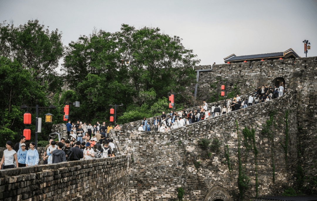 皇冠信用代理出租_“南京城墙成人墙了”;广州有餐厅排号超3500桌皇冠信用代理出租,点杯奶茶要等4小时;敦煌鸣沙山游客坐满山头如拼豆,“感觉有一亿人”