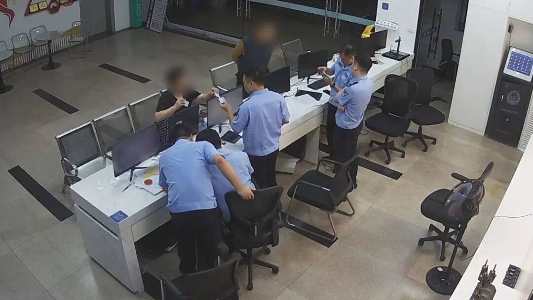 皇冠信用网押金多少_“我妻子接了通陌生电话皇冠信用网押金多少,还被识别了人脸,账户里有44万!”浙江男子拉着妻子冲进派出所,民警立刻联系银行冻结账户,转出的钱全额追回