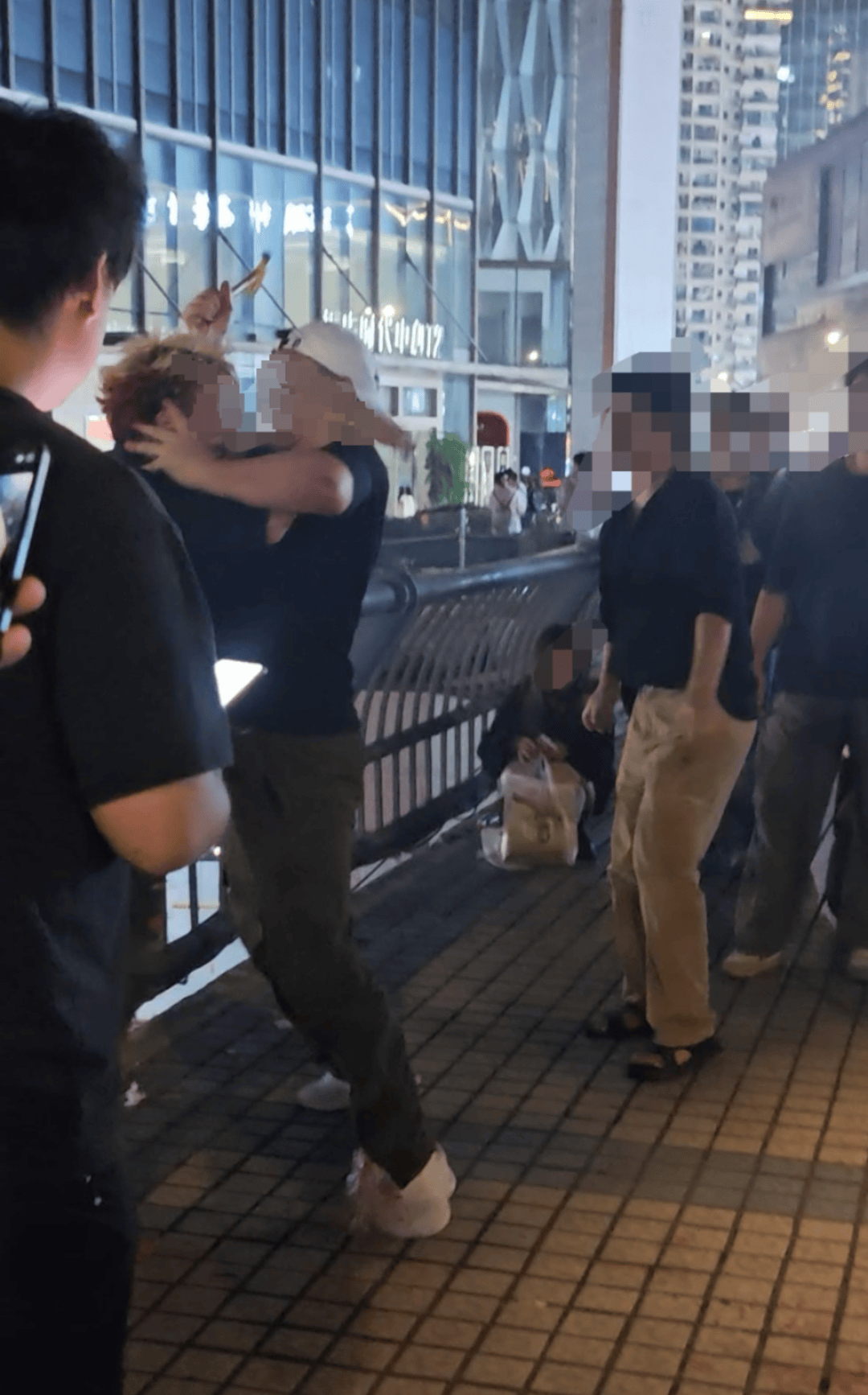 皇冠代理登3
_网红王扁在重庆摆摊卖烧烤被一男子袭击 目击者:肇事者已被民警抓获